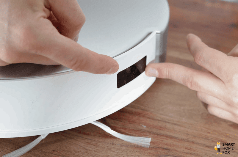 Ein Finger zeigt auf den Wandabstandssensor des ECOVACS DEEBOT T20 OMNI.